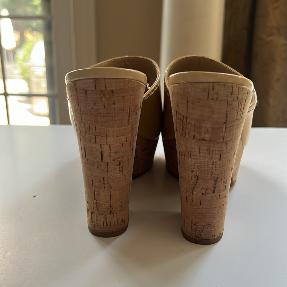 Tahari Miami Beige Patent Leather Cork Sandals 8 1/2 - Picture 4 of 6